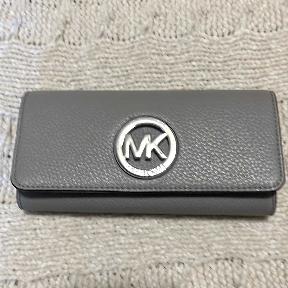 Michael Kors Gray Wallet. Excellent new condition.